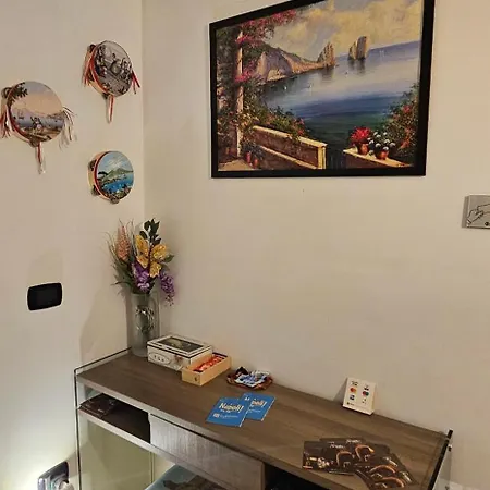 Antica 4* نابولي