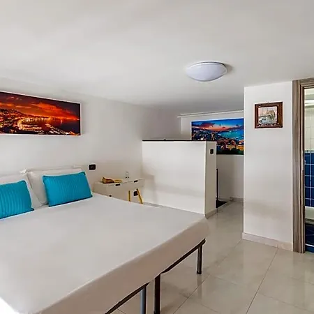 Antica 4* نابولي